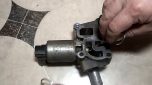 Механическое открывание ЕГР, для чистки штока. Опель корса