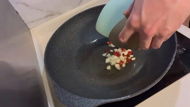 Жареное корейское новогоднее печенье-炒年糕?Китайская кухня 中国美食
