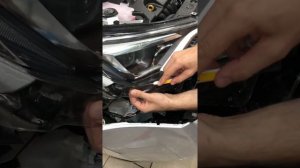 Установка антигравийной пленки на фару Toyota RAV4 очень быстро под ключ.