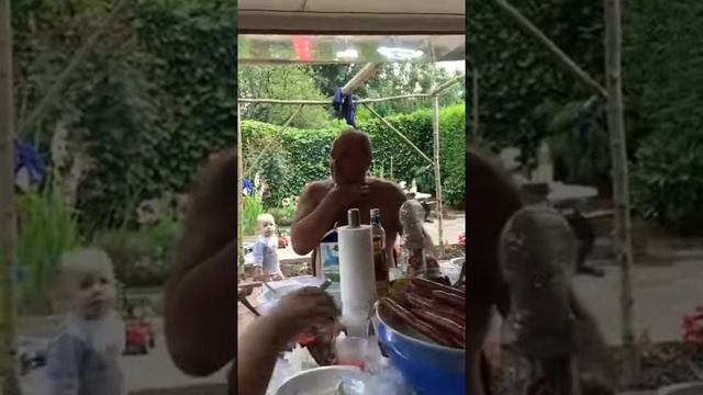 Мужик очень любит сало ;) смотреть онлайн