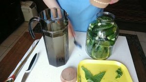 Огурцы хрустящие, без уксуса и стерилизации, как бочковые, хранить в комнате...