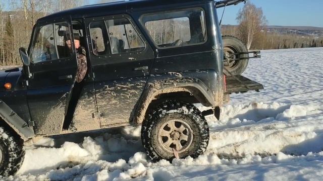 УАЗ буксует по снегу симаксы, блокспорт, браслеты смотреть онлайн