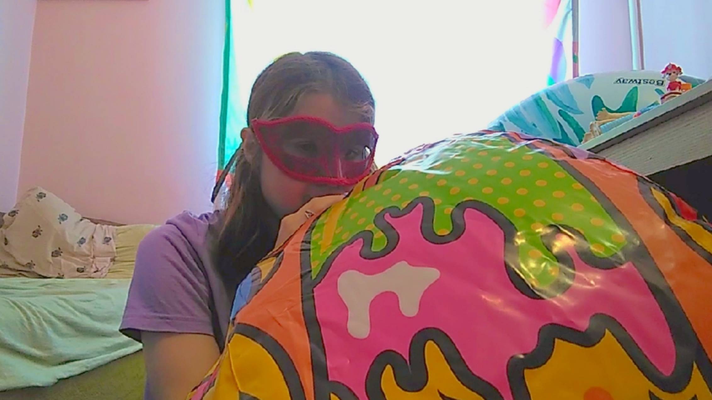 Летнее расслабляющее видео; надувание пляжного мяча смотреть онлайн