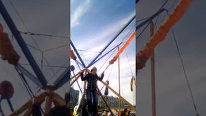 Прыгают на батуте кенгуру поставил на самую максималку