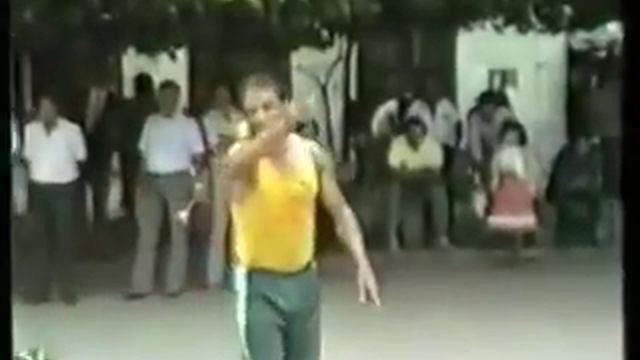 Tango demuestra su destreza con el balón смотреть онлайн