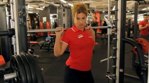 Приседания в тренажере Смита. Техника выполнения и полезные советы для начинающих