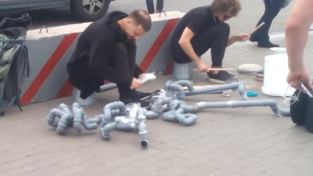 чуваки лабают на канализационных трубах! смотреть онлайн