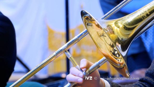 Hands of man playing the trombone in the orchestra смотреть онлайн
