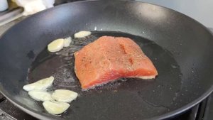 СТЕЙК ИЗ РЫБЫ НА СКОВОРОДЕ. Вкусное блюдо за 5 минут.