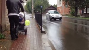 Пьяный папа везет ребенка