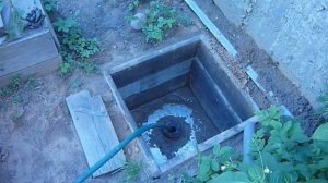 Откачиваем воду насосом от стиральной машины испытываем, проверяем производительность The pumped wa