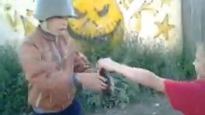 Школьник пятиклашка ВДВшник бьёт бутылки об голову