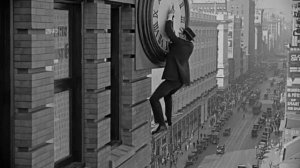 Гарольд Ллойд. Знаменитая сцена с городскими часами.