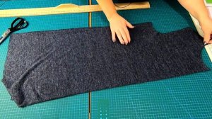 Трикотажное платье с воротником хомут и имитацией планки. Раскрой сразу на ткани.mp4