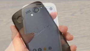 никому не нужен Balmuda Phone - компактный смартфон от производителя тостеров.