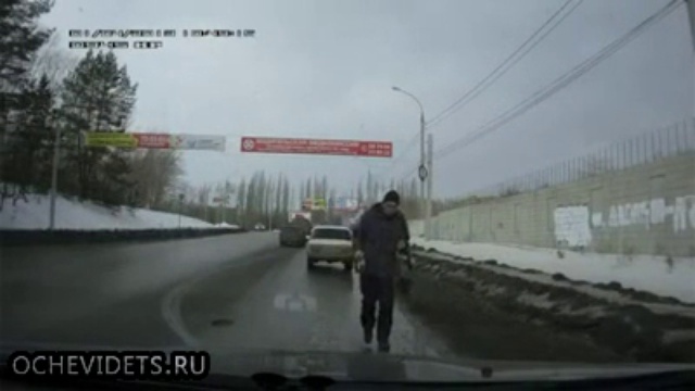 Алкоголик ищет собутыльника на шоссе.