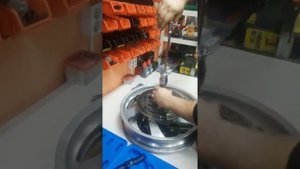 Вытаскиваем подшипники с мотоколеса. Замена подшипников мото колеса.