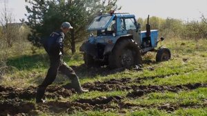 Как мы засадили Три трактора ,четыре раза.Буксуем.Месим грязь!!!