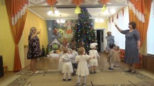 Ясли. Танец с погремушками на новый год.
