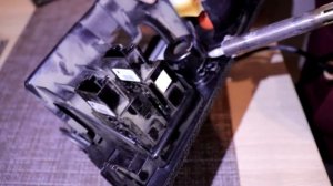 Установка зарядного устройства в панель MAZDA 3