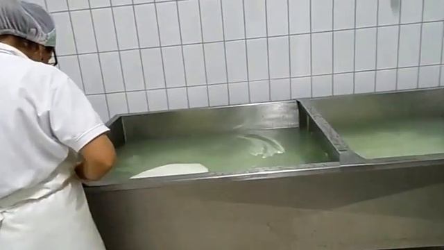 Производство моцареллы в Италии часть 3/3(остатки сладки)
