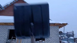 Как почистить снег с крыши частного дома или навеса простой способ