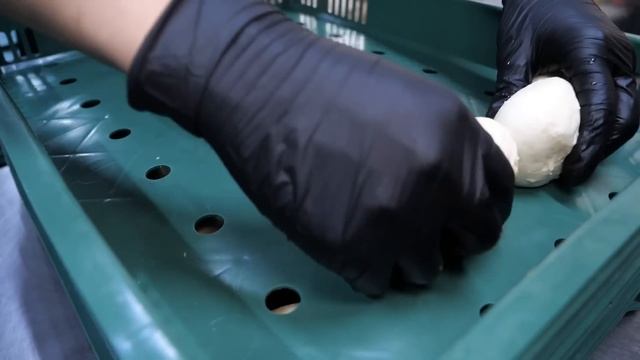 주말 하루 2000개 완판! 줄서서 먹는 불맛 가득 중화 짬뽕빵 / chinese style spicy pork egg bread / korean street food смотреть онлайн