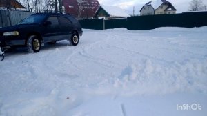 Toyota sprinter Carib гребёт снег лопатой