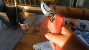 Аккумуляторный электрический секатор, две батареи и одна зарядка, красные