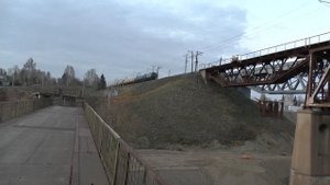 Продолжение строительства железнодорожного моста.