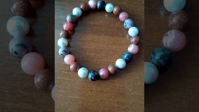 Браслет из бусин натурального камня, родонит, жемчуг Bracelet made of natural stone beads, rhodonit