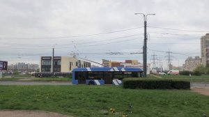 Троллейбус с увеличенным автономным ходом поднимает рога