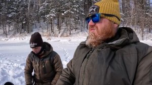 На что ловить ЛЕНКА зимой? Рождество на таежной реке