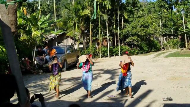 Tikopian kids dance to Toku  Surusuru by Tiare Maori. смотреть онлайн