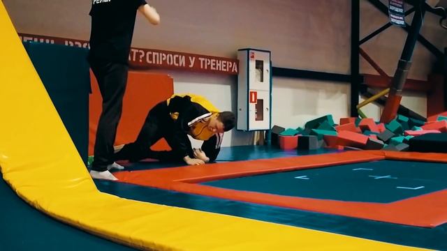 Мастер Спорта по ГИМНАСТИКЕ притворяется НОВИЧКОМ в ЗАЛЕ | ПРАНК НАД ТРЕНЕРОМ смотреть онлайн