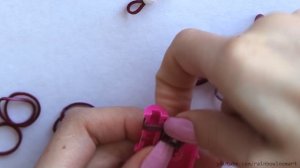 Браслет из резинок с бусинами на рогатке. Легкий браслет из резинок Rainbow Loom