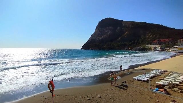 Нет слов. Третий день штормит. Кому-то не даёт купаться, а нам приятное зрелище! Конец сентября. смотреть онлайн