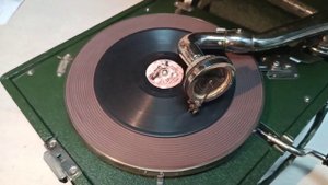 Worn gramophone disc "Under spring foliage". Сильно заигранная патефонная пластинка.