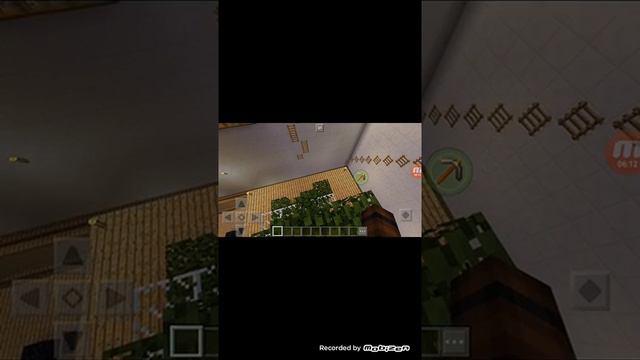 играю в майнкрафт и показываю на карте места где можно спрятаться