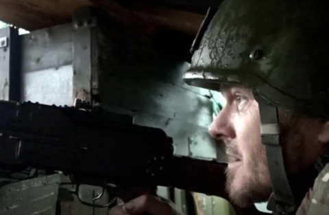 «Дым — это предатель»: уникальные кадры из окопов российских войск на передовой