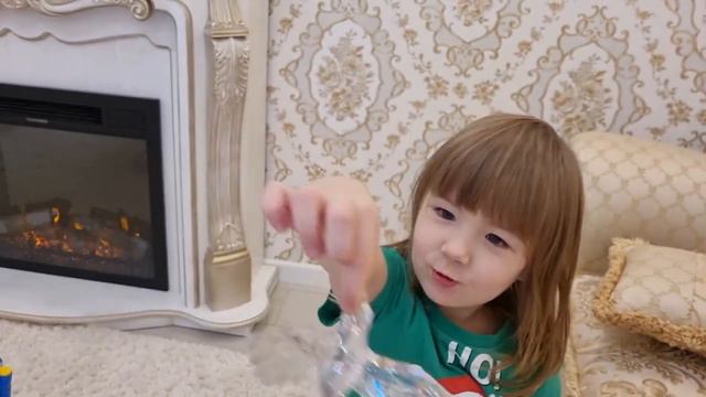 Дети сами наряжают елку #наряжаемелку#