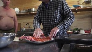 Замечательный рецепт горячего копчения. Ловим в пруду карпа, маринуем с кетчупом и коптим