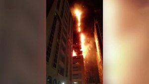 В Объединенных Арабских Эмиратах вспыхнула жилая высотка