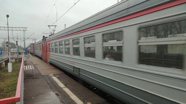 Электропоезда ЭД4М-0269 и ЭД4М-0168 на станции Гжель "Ноябрьский пасмурный день" смотреть онлайн