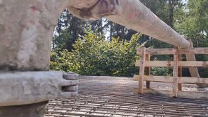 Заливка плиты перекрытия линейным бетононасосом