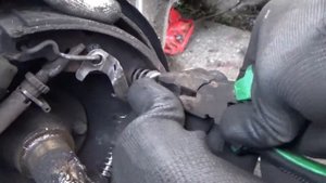 Как поменять трос ручника на Opel Corsa B