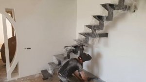 Лестница на одном ломаном косоуре с поворотными ступенями