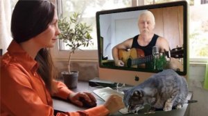 сбивая чёрным сапогом росу с травы