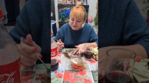 жена пробует сюрстрёмминг