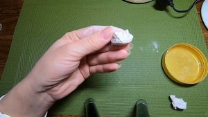 Молд из клеевого пистолета для личика ватной ёлочной игрушки.